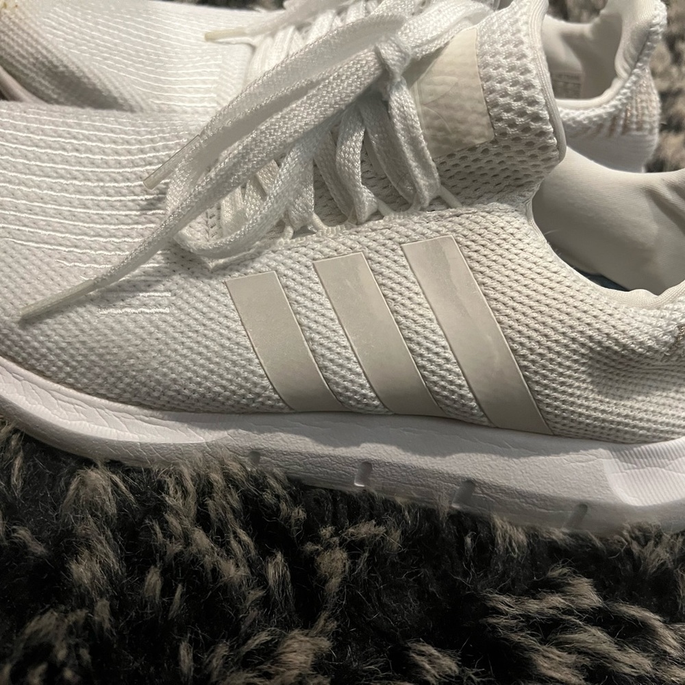 Adidas tennis shoes size 7 1/2 - Picture 2 of 7